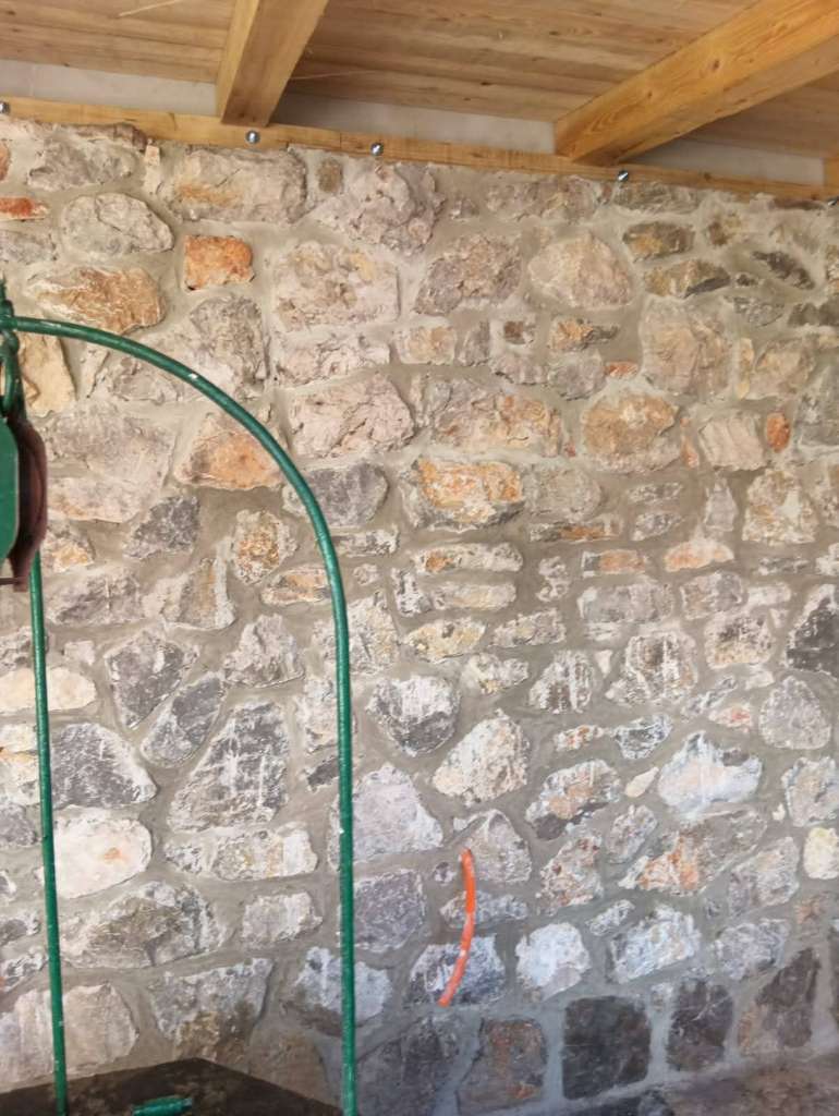 Kameni zid od prirodnog kamena